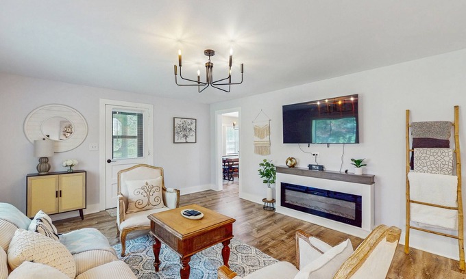 Newland Cottage | Charming Single Level Retreat with Full Kitchen, Wifi, and Washer/Dryer Combo