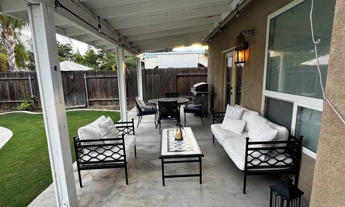 Greenacres House | Charming spacious 4 Bed house with WiFi and AC large backyard and pool.