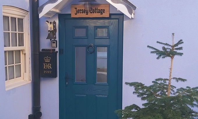 Cowes Cottage | Charming Spacious Cowes Cottage, convenient for High Street, Red Jet & Marina's