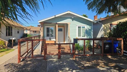Logan Heights House | Charming Spacious Parking Steps From Downtown Family Friendly Conventions,Petco Park,Rady Shell, Gaslamp, Beaches, Zoo,Balboa Park