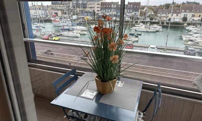 Courseulles-sur-Mer Apartment | Charming Studio overlooking the Port