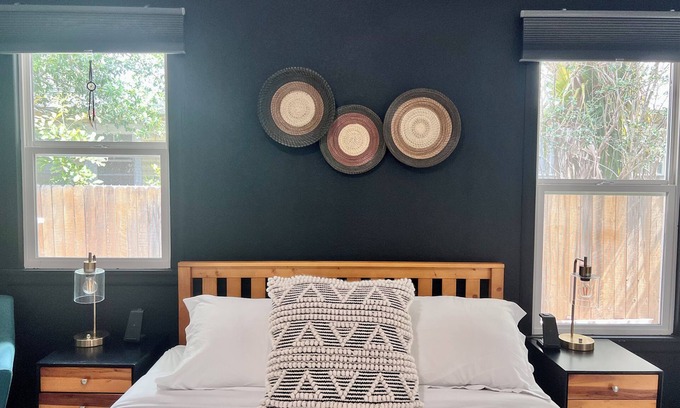 Historic Uptown House | Charming St. Pete Bungalow—Work-Friendly, AC, & Downtown Location