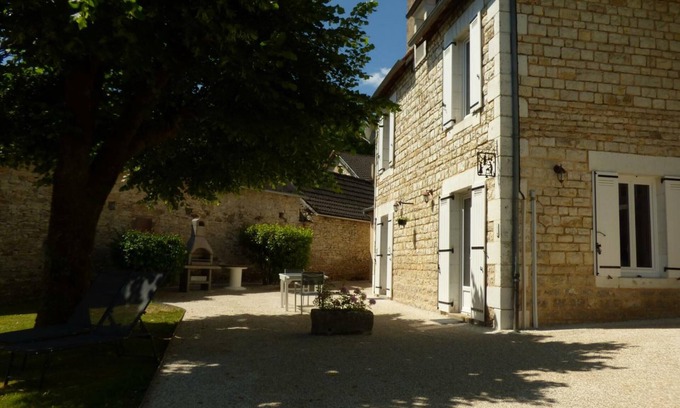 Coly Cottage | Charming Stone House with Garden & Modern Amenities in Coly-Saint-Amand
