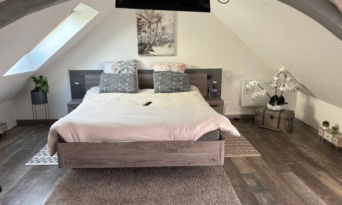 Ecouflant House | Charming stone house on the waterfront in a small family village