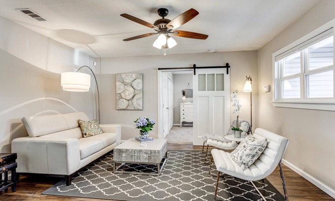 Denton House | Charming Stones Throw Cottage walk to UNT!
