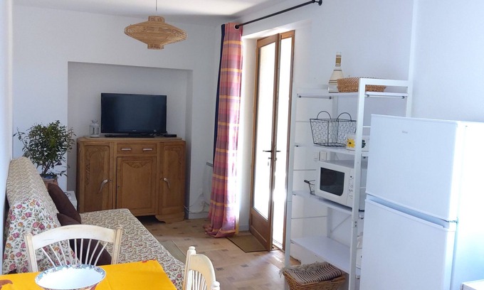 Coaraze Apartment | Charming studio between sea and mountains Self-catering cottage on an ancient olive grove