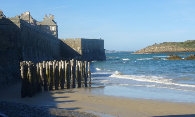 Saint-Malo Apartment | Charming studio for 2 persons with balcony, near the beach of bas-sablons