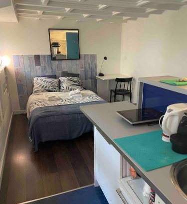 Neuilly-sur-Seine Apartment | Charming Studio on House Boat