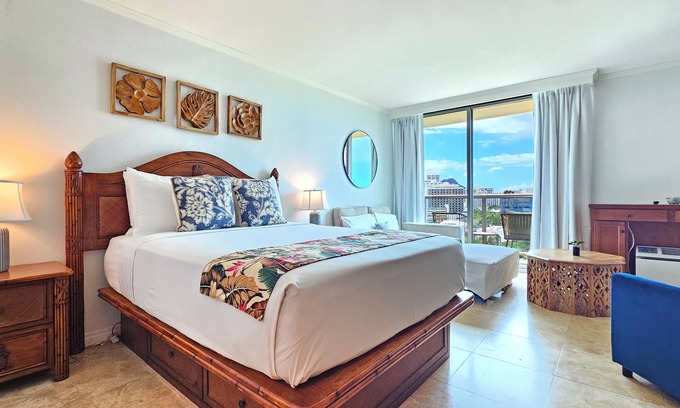 Waikiki Apartment | Charming studio in awesome Honolulu with fitness room, Pool and AC