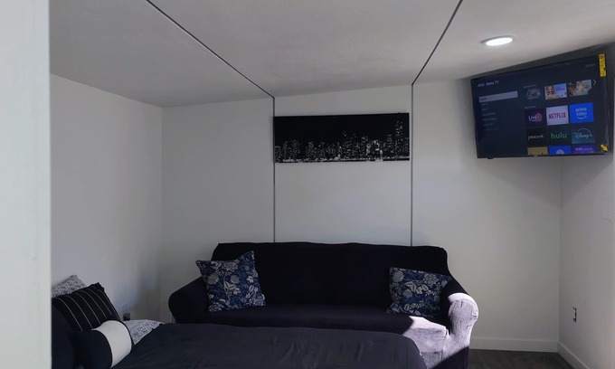 Roseville Apartment | Charming Studio in Roseville