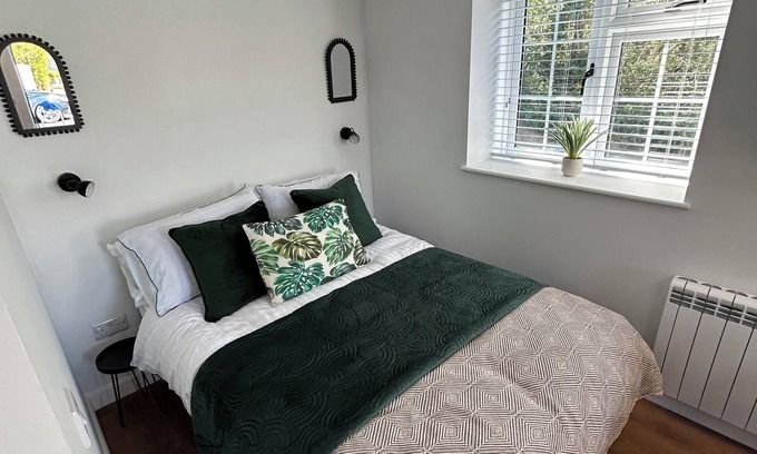 Glastonbury Apartment | Charming studio on the outskirts of Glastonbury with WiFi and parking.