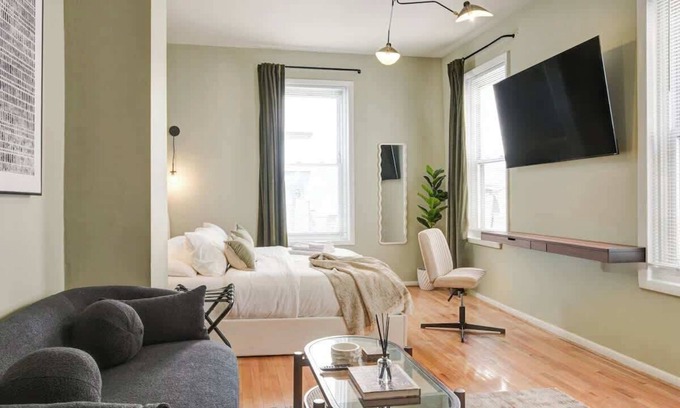 Center City East Apartment | Charming Studio w/King Bed in Washington Square