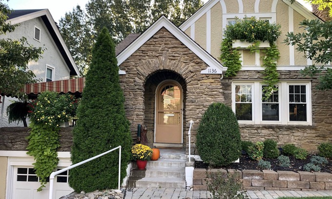 Mount Lookout House | Charming Stylish 5 Star Hyde Park Home-November Weekend special pricing!