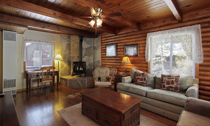 Al Tahoe House | Charming Tahoe Cabin-2 Blocks to Lake, 2 Miles to Ski, Hot Tub, Pets OK, Bikes!