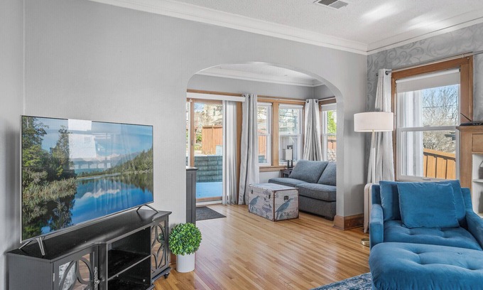 Southwest Minneapolis House | Charming Tangletown Georgian Colonial House, 8 mins to Downtown
