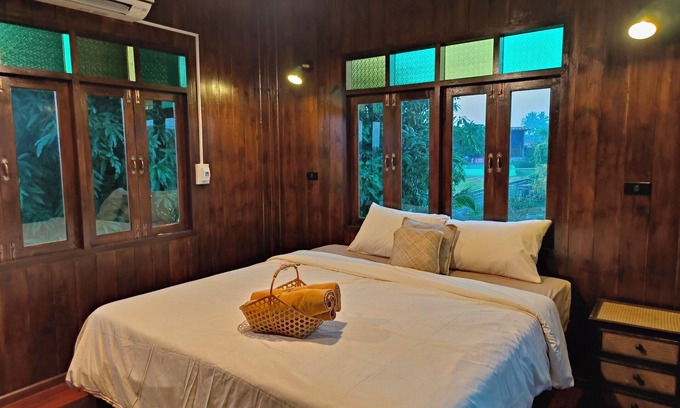 Sukhothai House | Charming Thai-style villa in lush greenery 10 mins from bus station near city.