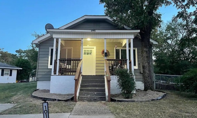 Hot Springs Cottage | Charming Time of Our Lives Cozy Cottage with Fire pit! Pet Friendly Fenced Yard!