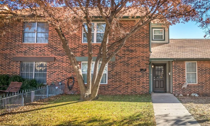 Amarillo House | Charming Townhome with Three Master Suites