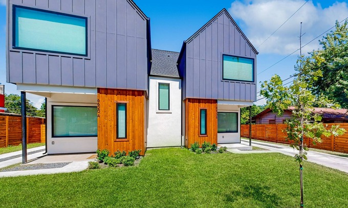 Highland House | Charming townhouse with W/D and enclosed backyard