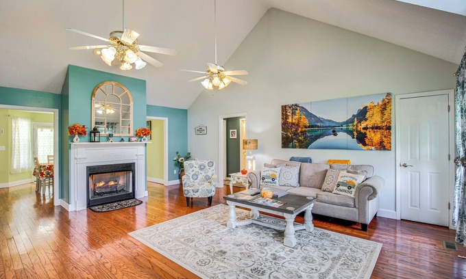 Trenton House | Charming Trenton Home w/Mtn Views & Patio!