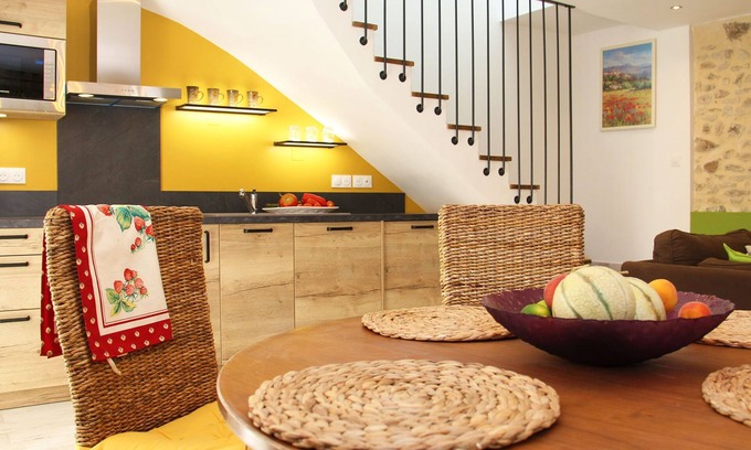 La Rochegiron House | Charming two-bedroom air-conditioned gîte on the edge of the village