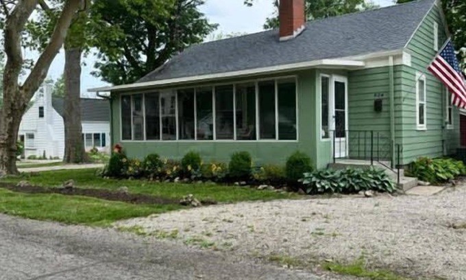 Lakeside Cottage | Charming two bedroom cottage inside Lakeside!