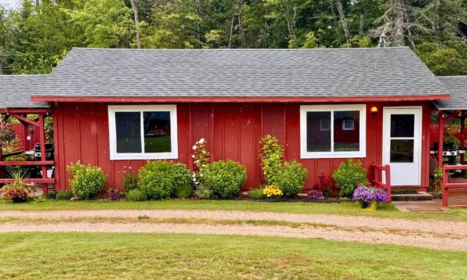 Trout Lake Hotel | Charming Up North hotel room #7 with AC at Twin Cedars Resort in Trout Lake MI