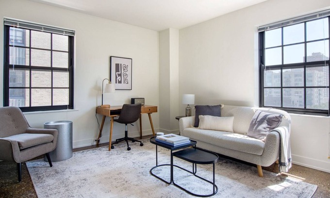 Uptown Apartment | Charming Uptown 1BR w/ Indoor Pool, nr Lakefront Trail, by Blueground