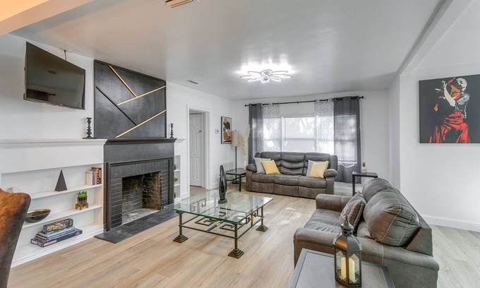 Valdosta House | Charming Valdosta Home w/Deck & Outdoor Dining!