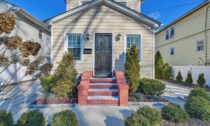 Valley Stream Cottage | Charming Valley Stream Home: 24 Mi to Central Park