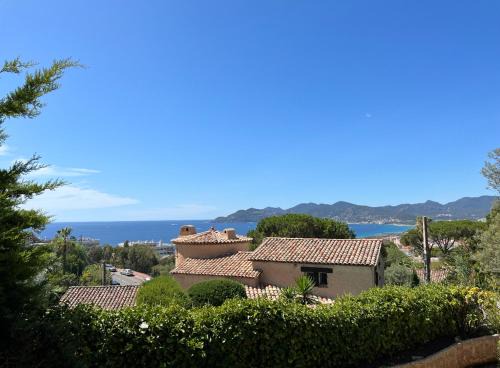 La Croix des Gardes Apartment | Charming Villa-Appartement With A View On The Sea Of 95 M2