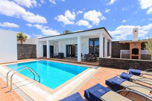 Playa Blanca Villa | Charming Villa in Playa Blanca with Private Pool