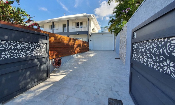 Casabona Villa | Charming villa ROSAYA Swimming pool and Spa in downtown Saint Pierre!