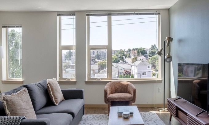 Wallingford Apartment | Charming Wallingford Jr 1BR w/Shuffleboard, nr Shops, by Blueground