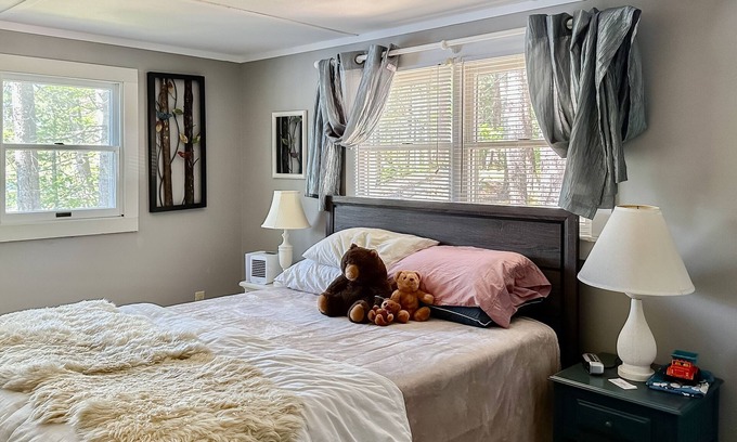 Boothbay Harbor Cottage | Charming waterfront cottage with a dock, furnished deck, & fast WiFi