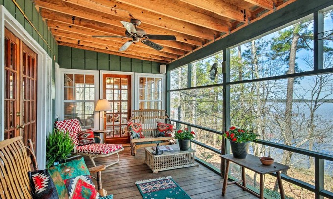 Ridgeway House | Charming Waterfront Ridgeway Cabin with Dock!