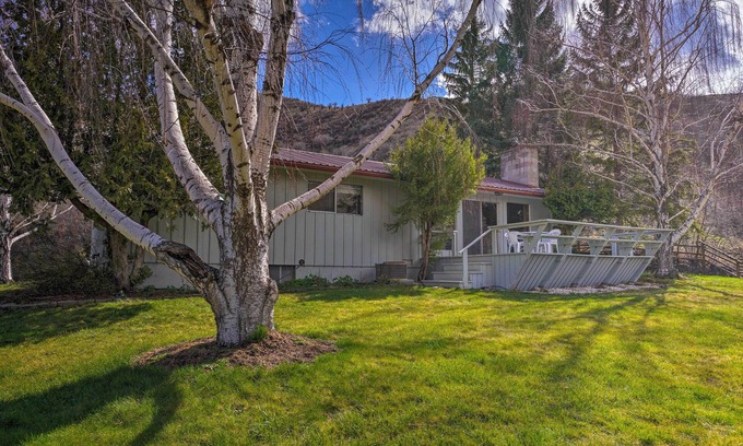 White Bird House | Charming White Bird Home w/Mtn & Salmon River View