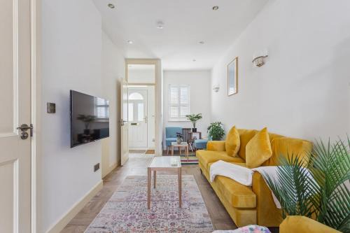 Windsor City Centre House | Charming Windsor Cottage, Castle Views, Garden & Walk Everywhere