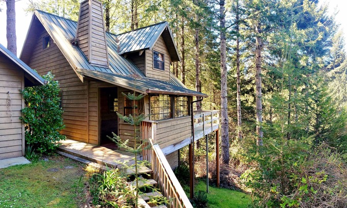 Brookings Cabin | Charming Woodland Cabin in a Coastal Forest Above the Fog