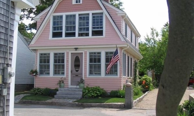 Rockport Cottage | Charming year round cottage - Pet Friendly with Wi-Fi