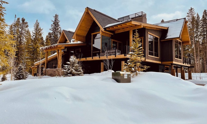 Peak 8 Hotel | Chateau Breck: Spacious 4BR townhome in Breckenridge with stunning mountain views!