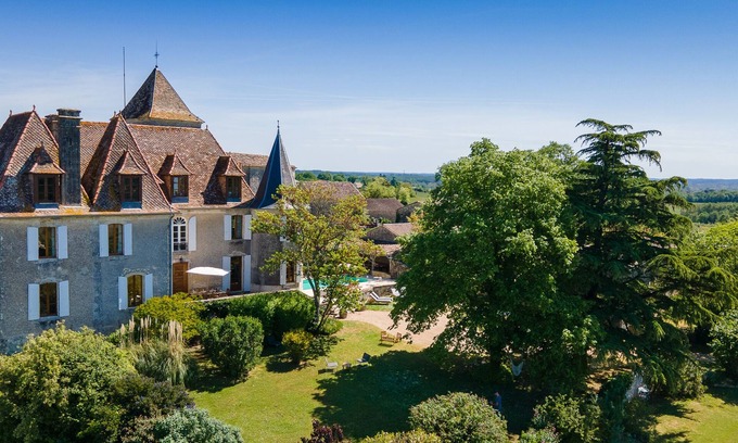 Carsac-de-Gurson House | Chateau de Carsac with park and heated pool, perfect for families and groups.