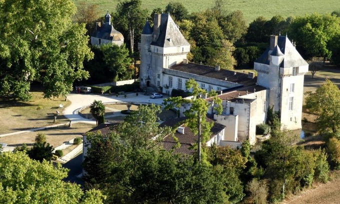 Saint-Pierre-de-l'Isle Apartment | Chateau de Mornay