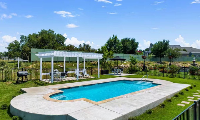 New Braunfels Villa | Chateau-Faverolle, 2 Private Bedrooms & pool