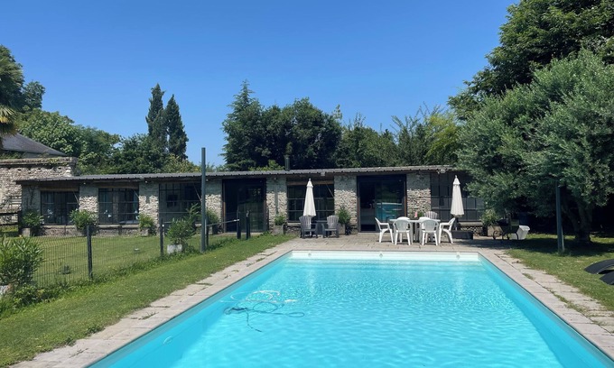 Meillon Cabin | Chateau pool house, 1.5 hectares of garden, perfect for families