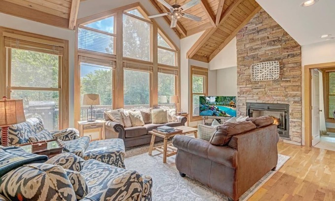 Foscoe House | Chatham Trade- Luxury House, Mountain Gated Community, Private Hot Tub, Air Hockey Table, Indoor.