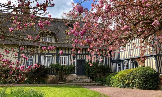 Saint-Pierre-le-Vieux Ski Chalet | Chaumière Bleue, green surroundings
