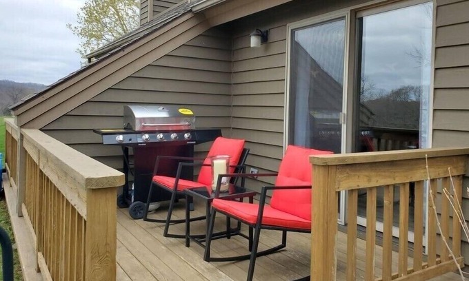 The Galena Territory Condo | Check the Fall Colors @ Green View Getaway - Dog Friendly & Steps to Golf!