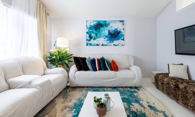 Southeast Edmonton House | Cheerful 2 bedroom bungalow with front parking