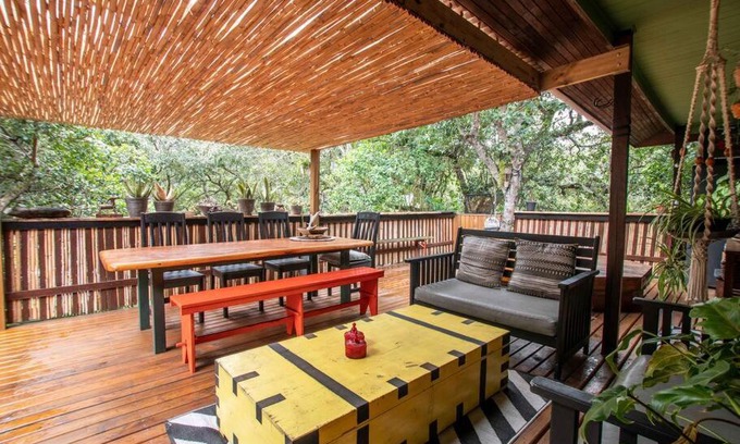 Sedgefield House | Cheerful 2 bedroom Cabin nestled in the trees